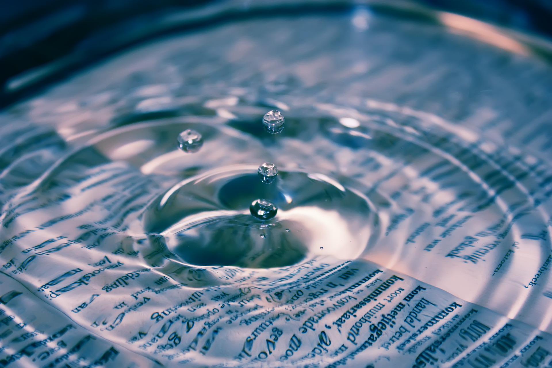数字の0の様に広がる水の波紋