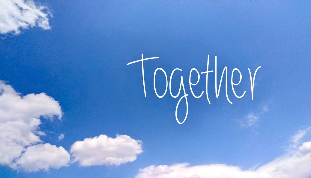 空に浮かぶ「Together」の文字